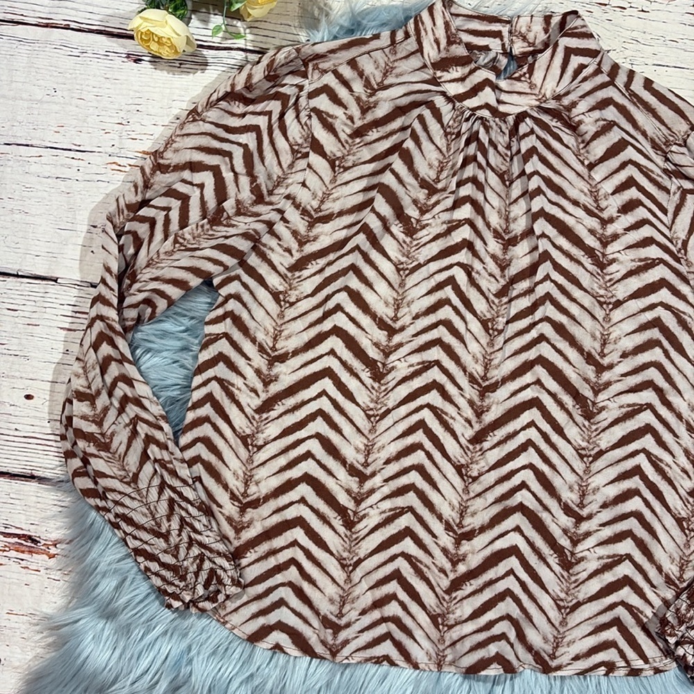 Bella Dahl Mock Neck Smocked Blouse in Golden Chevron Print - Picture 4 of 8